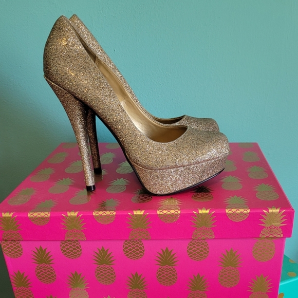 George gold heels 👠 - Picture 5 of 7